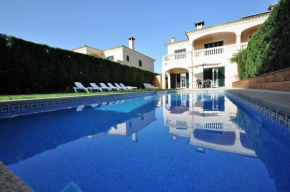 Villa with private pool and garden closed to beach
